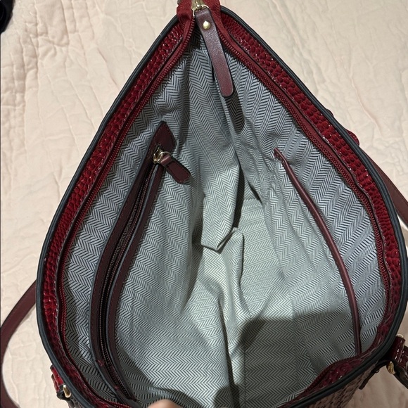 Elegant Red Faux Crocodile-Embossed Women's Tote Purse - Picture 5 of 10